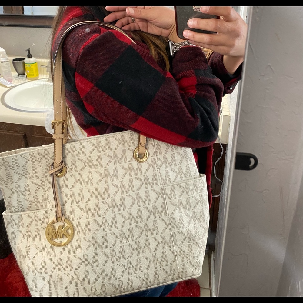 ALMOST BRAND NEW Michael Kors Handbag. Used for a few minutes and then put away